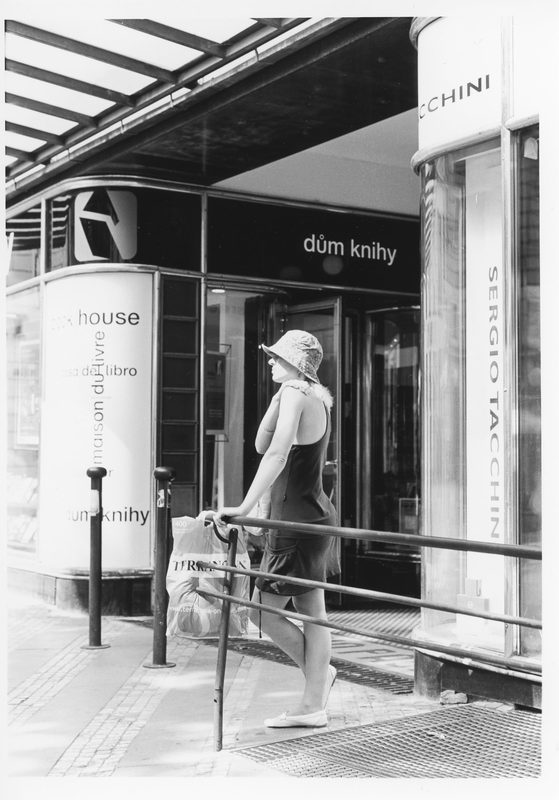 Dlouhá expozice moře s rozmazanou vodou kolem tmavých skal