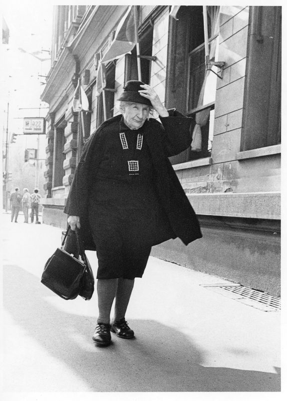 Deštěm mokrá ulice odrážející osamělého chodce