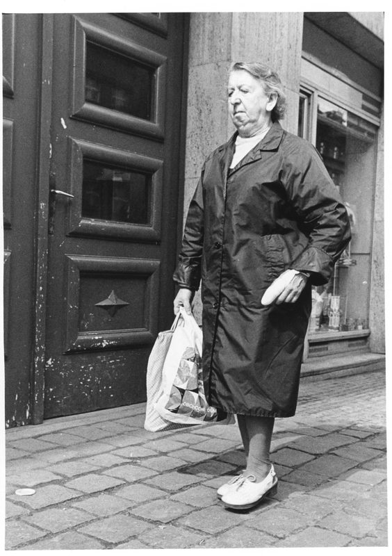 Noční ulice s lampou v dešti